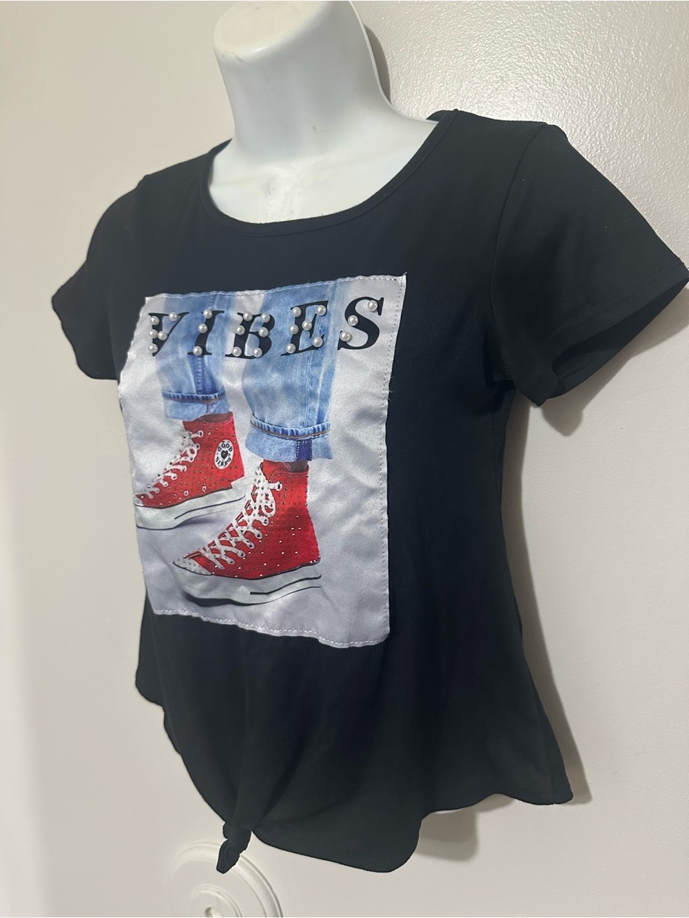 Urban Freedom Black “Vibes” Graphic T‑Shirt Size M Red Sneaker Design